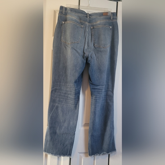 LIKE NEW medium blue dad jeans feature a high-rise cross-over waistband - Picture 6 of 8